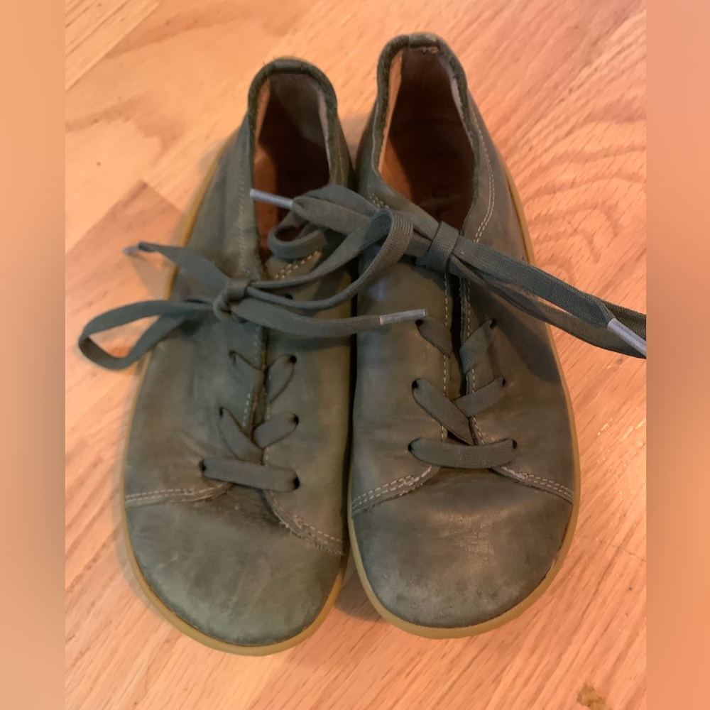EUC Vivobarefoot Leather Addis Sneakers 32EU 1.5US
